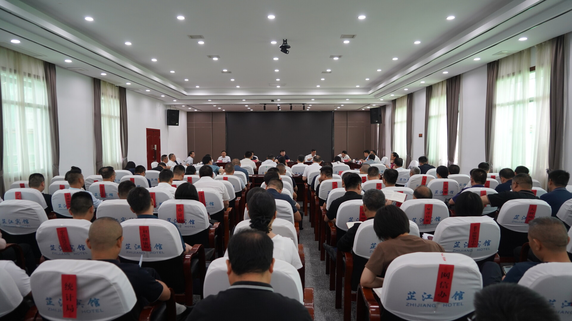 梁志平主持召开县委常委会（扩大）会议暨县委理论学习中心组集体学习